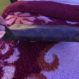 Loui Vuitton tolitery pouch 26